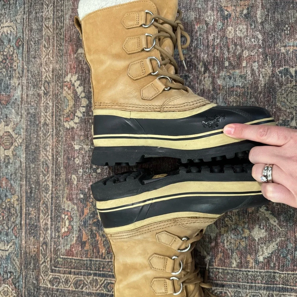 Sorel Caribou Waterproof Winter Boots 6 *flaw*